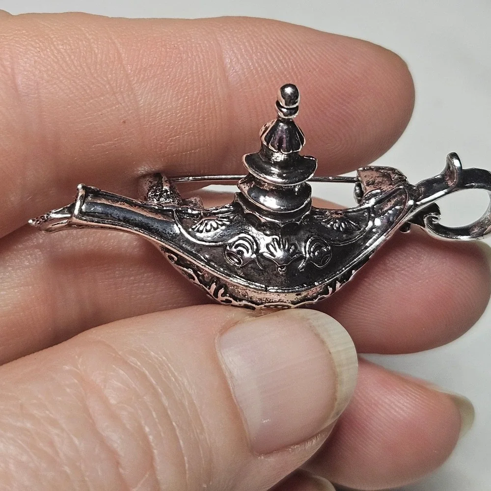 Genie Lamp Brooch Pin Unisex OS Silver Ornate Magic Oil Lamp Accessory
